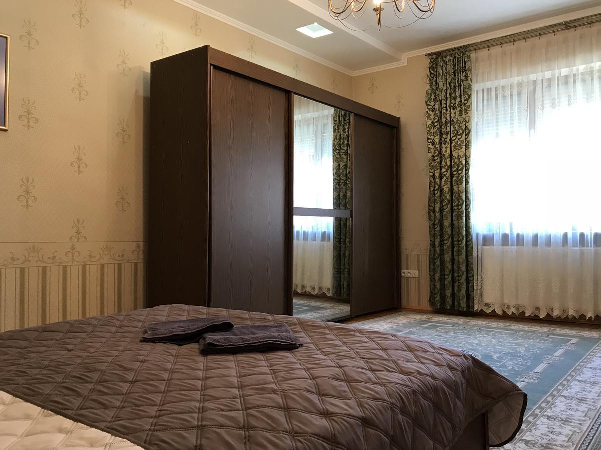 Large Apartment In The City Center Mukacheve Luaran gambar